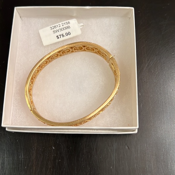 NWT Gold tone clasp bracelet with Swarovski crystals. - Picture 2 of 9